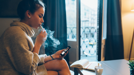 Młodzi Polacy w szponach e-papierosów. Sięgają po nie coraz młodsi