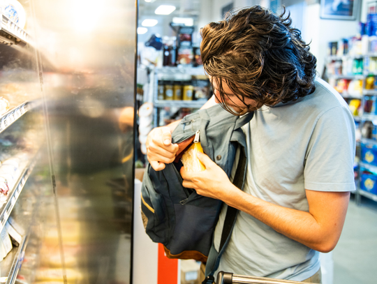 Kradzieże powodują duże straty i wyższe ceny. Ta grupa kradnie najczęściej