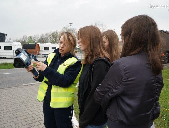 Licealistki z Bierunia na praktyce w komendzie policji