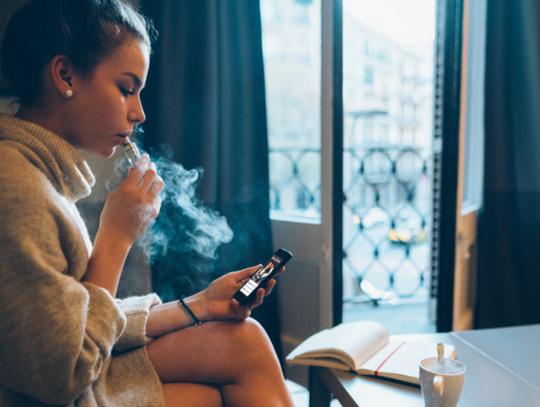 Młodzi Polacy w szponach e-papierosów. Sięgają po nie coraz młodsi