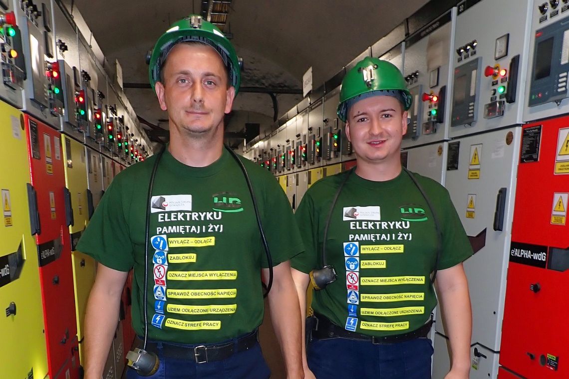 Koszulki z "dekalogiem" elektromontera w kopalni Piast-Ziemowit